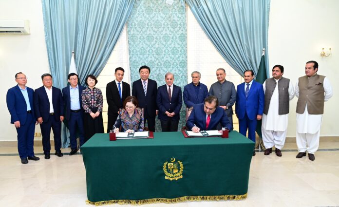 Chinese firm to set up textile parks in Pakistan aiming $5b exports, 0.5m jobs; MoU signed