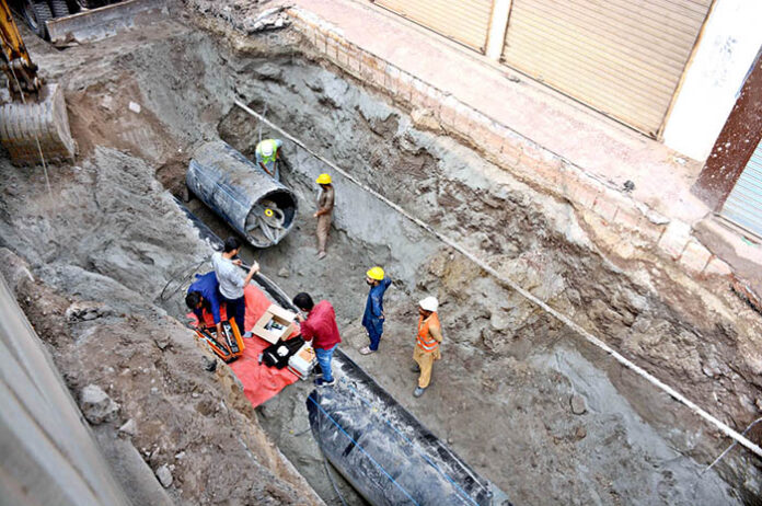 Workers are busy laying the main sewerage pipeline at Chungi No.08.