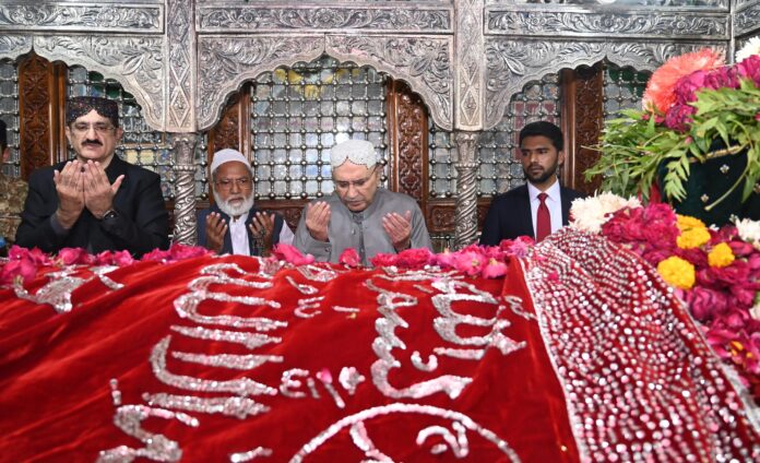 President Zardari visits shrine of Lal Shehbaz Qalandar