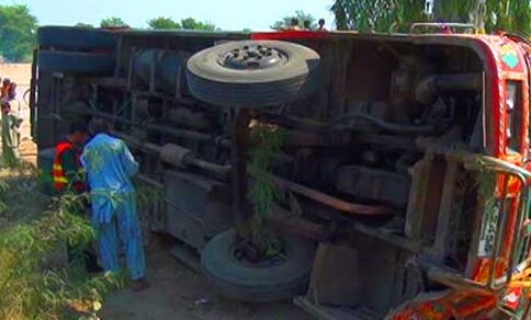 Pilgrims’ bus overturns in Lasbela, Killing 8 injuring over 32