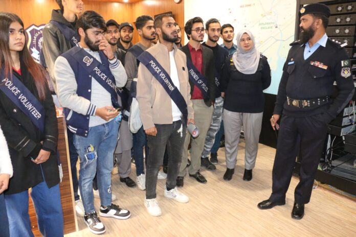 Student volunteers of Iqra University visits Security Division