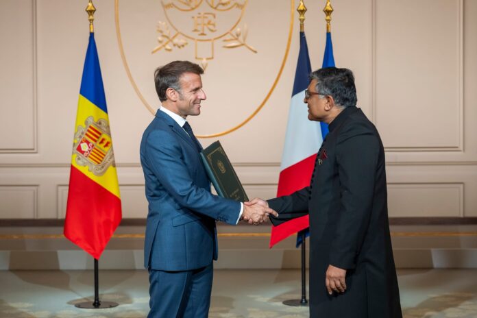 Pakistan’s envoy in Madrid presents credential to President Macron