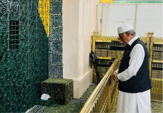 DPM Dar offers prayers at Masjid-e-Nabvi