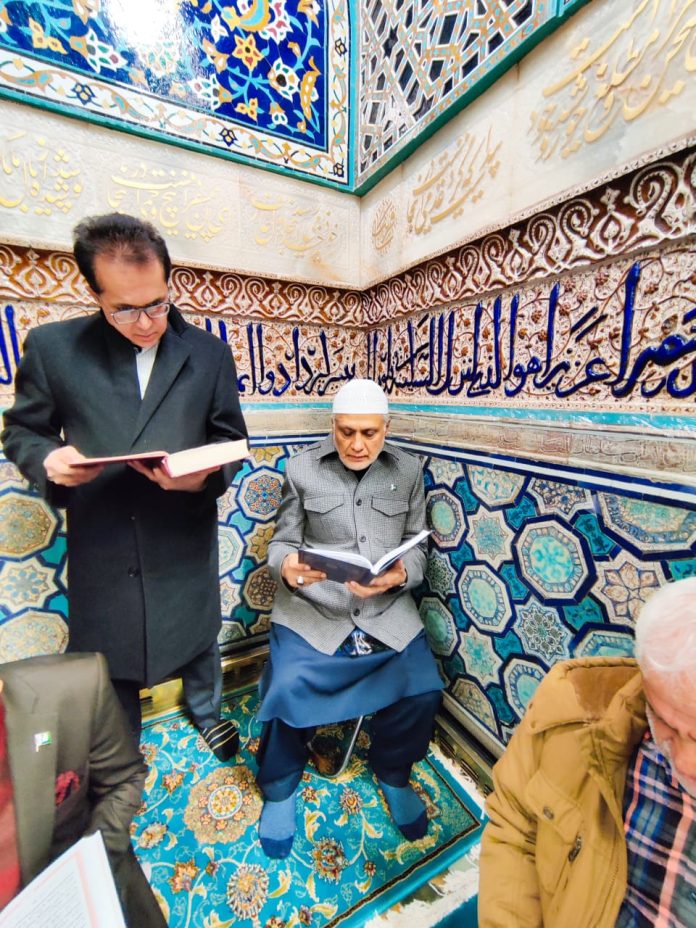 Deputy PM pays homage at holy shrine of Imam Reza