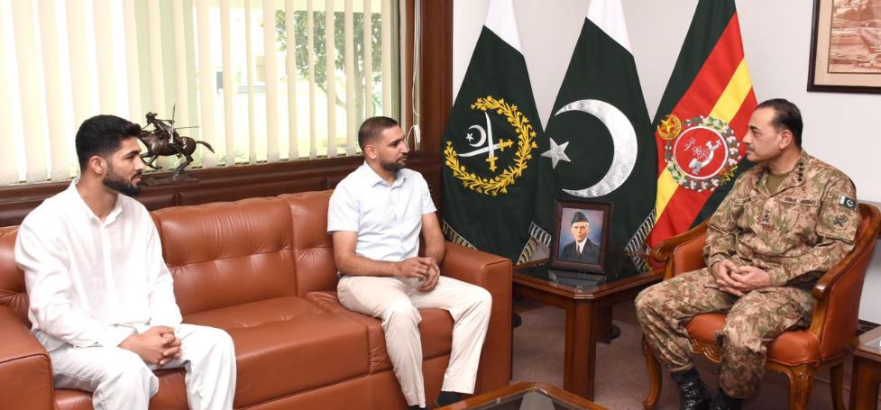 Boxing Legend Amir Khan, Martial Arts Champion Shahzaib Rind calls on COAS