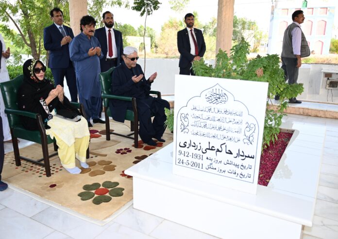 President Zardari visits Baloo ja Quba, offers fateha at his parents’ graves