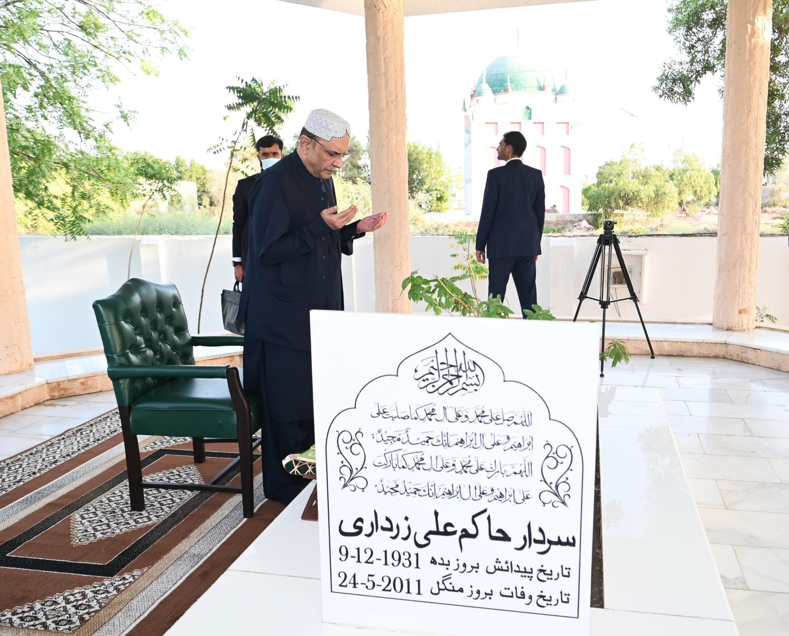 President offers Fateha for his late parents, relatives