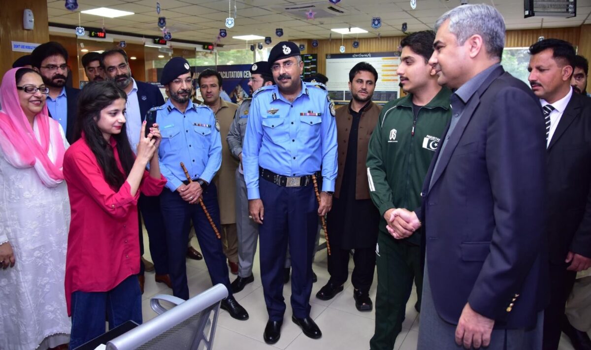 Mohsin Naqvi visits Police Facilitation center, directs 24 hour service for citizens 