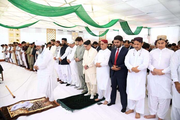 President offers Eid prayers at Zardari House, Nawabshah