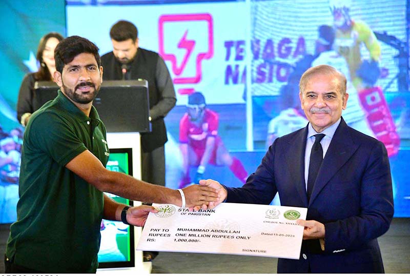 As a token of appreciation for their stellar performance in the 30th Sultan Azlan Shah Hockey Tournament held recently in Malaysia, Prime Minister Muhammad Shehbaz Sharif presenting cheques to the players of national Hockey team at a reception he hosted.