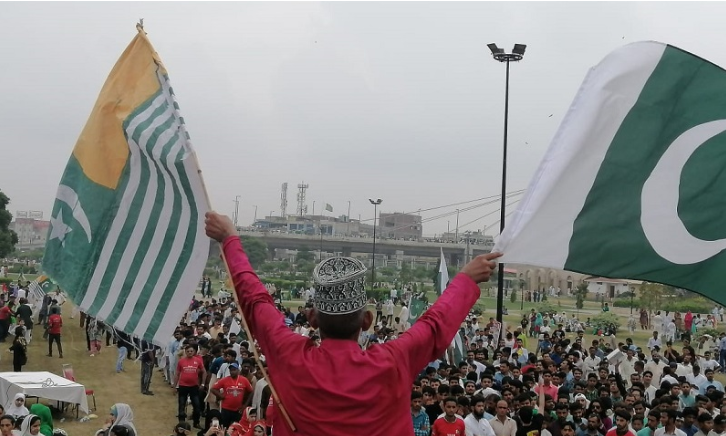 Posters resurface in IIOJK with greeting messages on Pakistan Day 