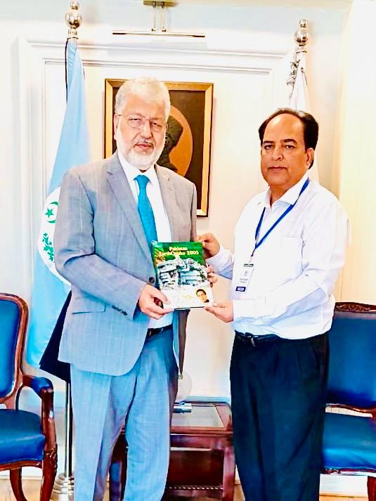 Imran Malik presents his book on Pakistan earthquake 2005 to Chairman HEC