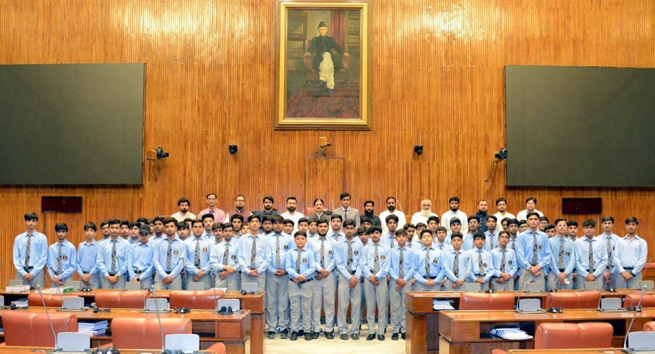 68 member Pakpattan school delegation visits Parliament House