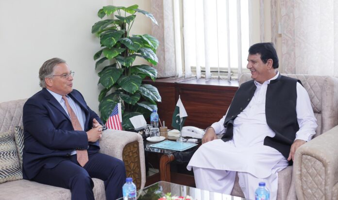 US Ambassador calls on Muqam to discuss Afghan refugees’ issues