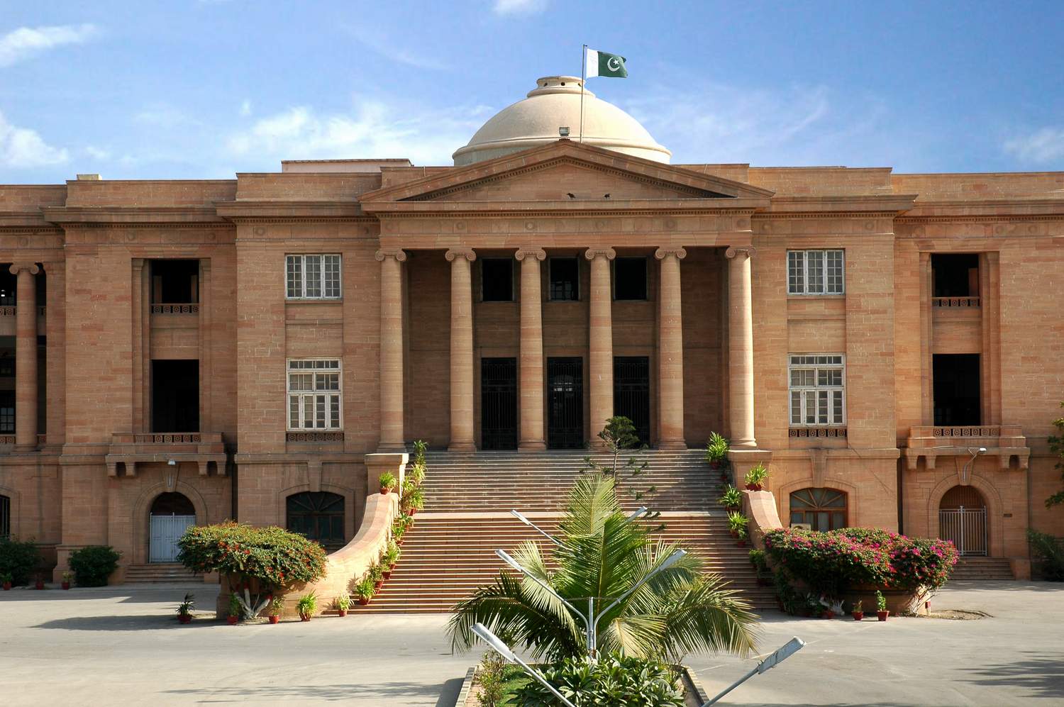 Powerful explosion rocks Sindh High Court building