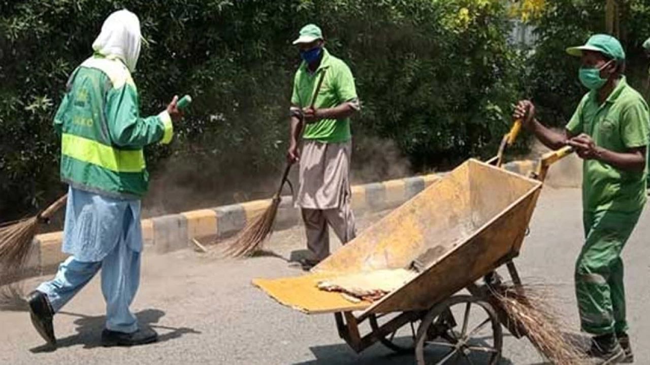 Garbage dumping, burning near populated area irks Warsak road dwellers 