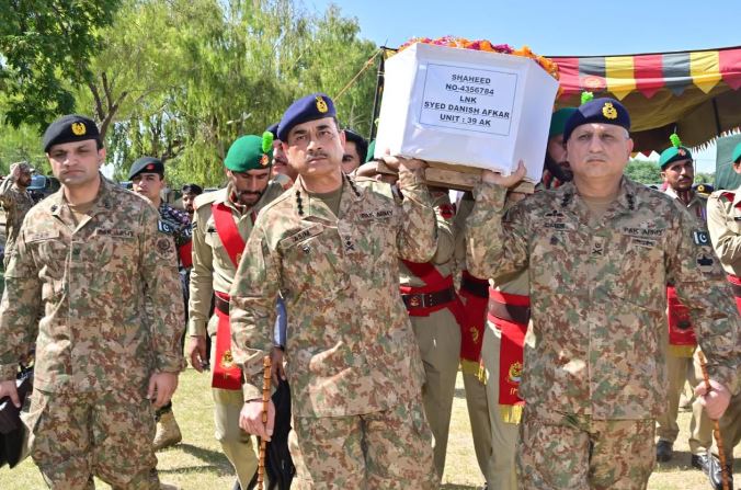 COAS offers funeral prayer of martyrs of Khyber operation