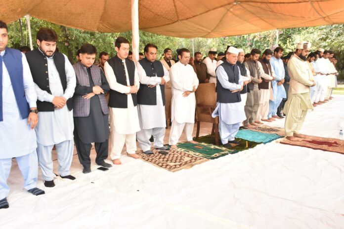 PM offers Eid-ul-Azha prayer at Model Town; prays for country’s progress