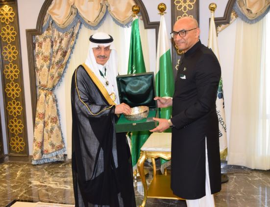 Pak ambassador presents Hilal-i-Quaid-i-Azam medal to IsDB Chairman