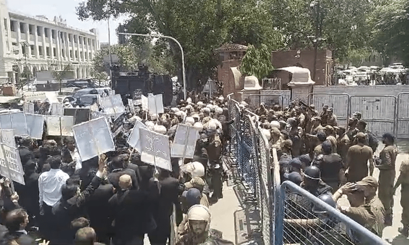 Lawyers boycott courts against Police violence against lawyers in Lahore