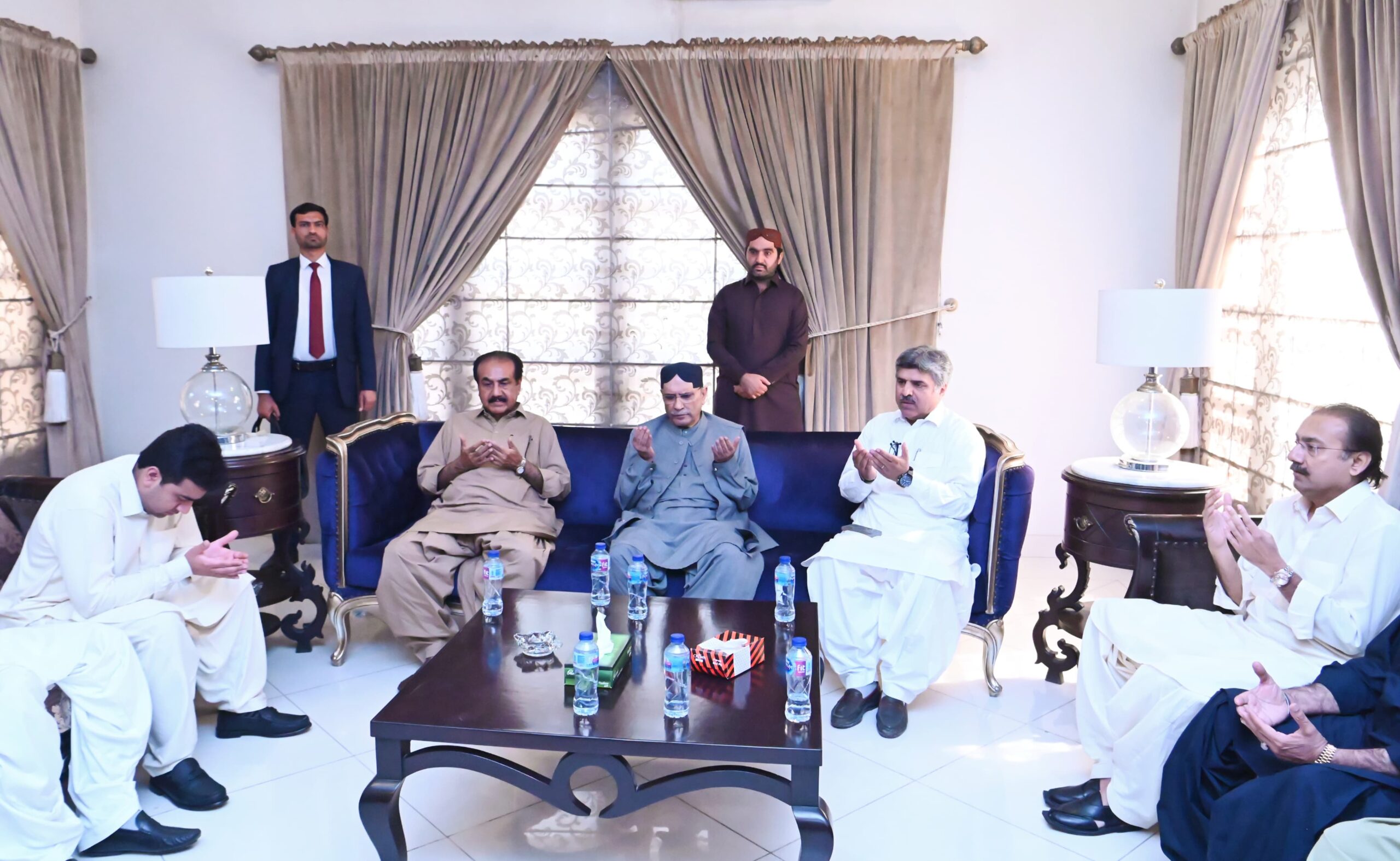 President visits former MPA’s house in Shaheed Benazirabad, condoles death of his wife 