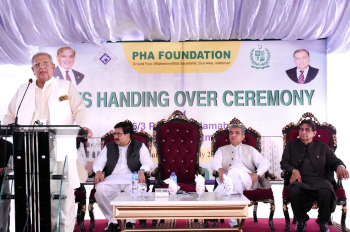 Pirzada hands over apartment keys to 1-16/3 allottees