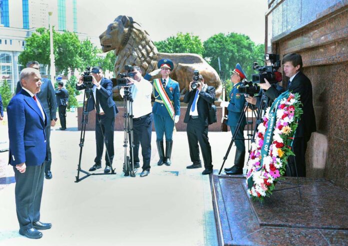 PM Shehbaz lays wreath at Ismail Somoni monument