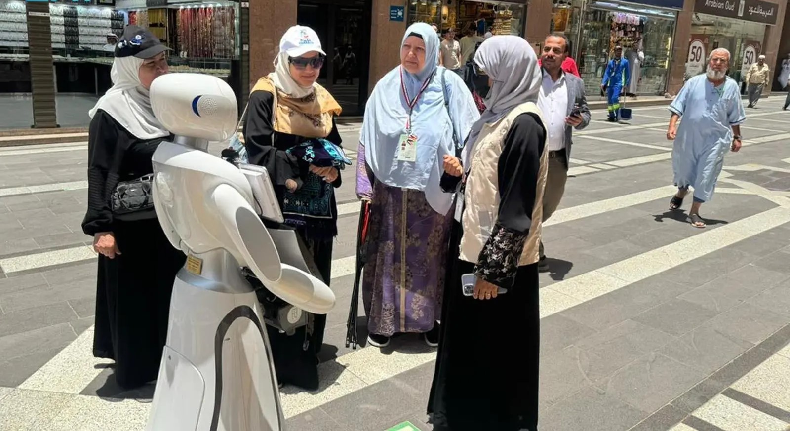 Madinah Health launches smart robot service in central area near Prophet’s mosque