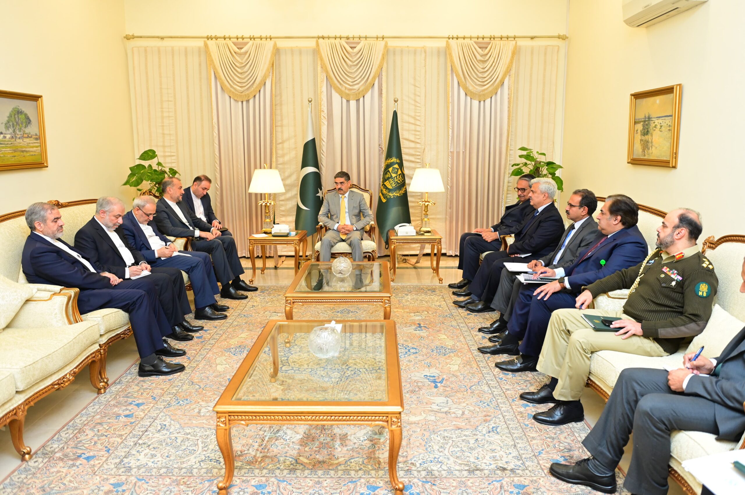 PM reaffirms Pakistan’s commitment to strengthen ties with Iran