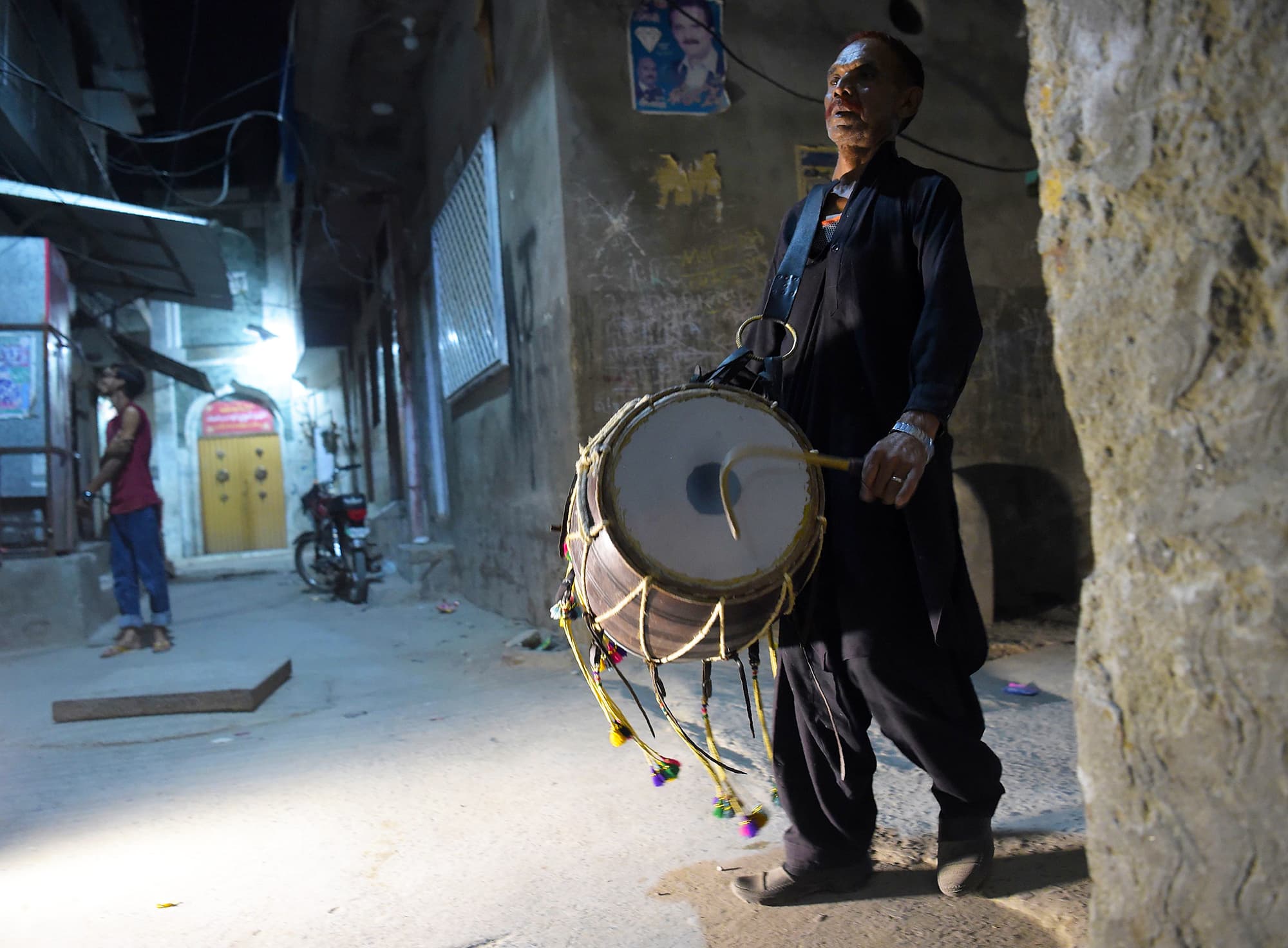 Drum beating culture in Sehri still gripping citizens’ attention