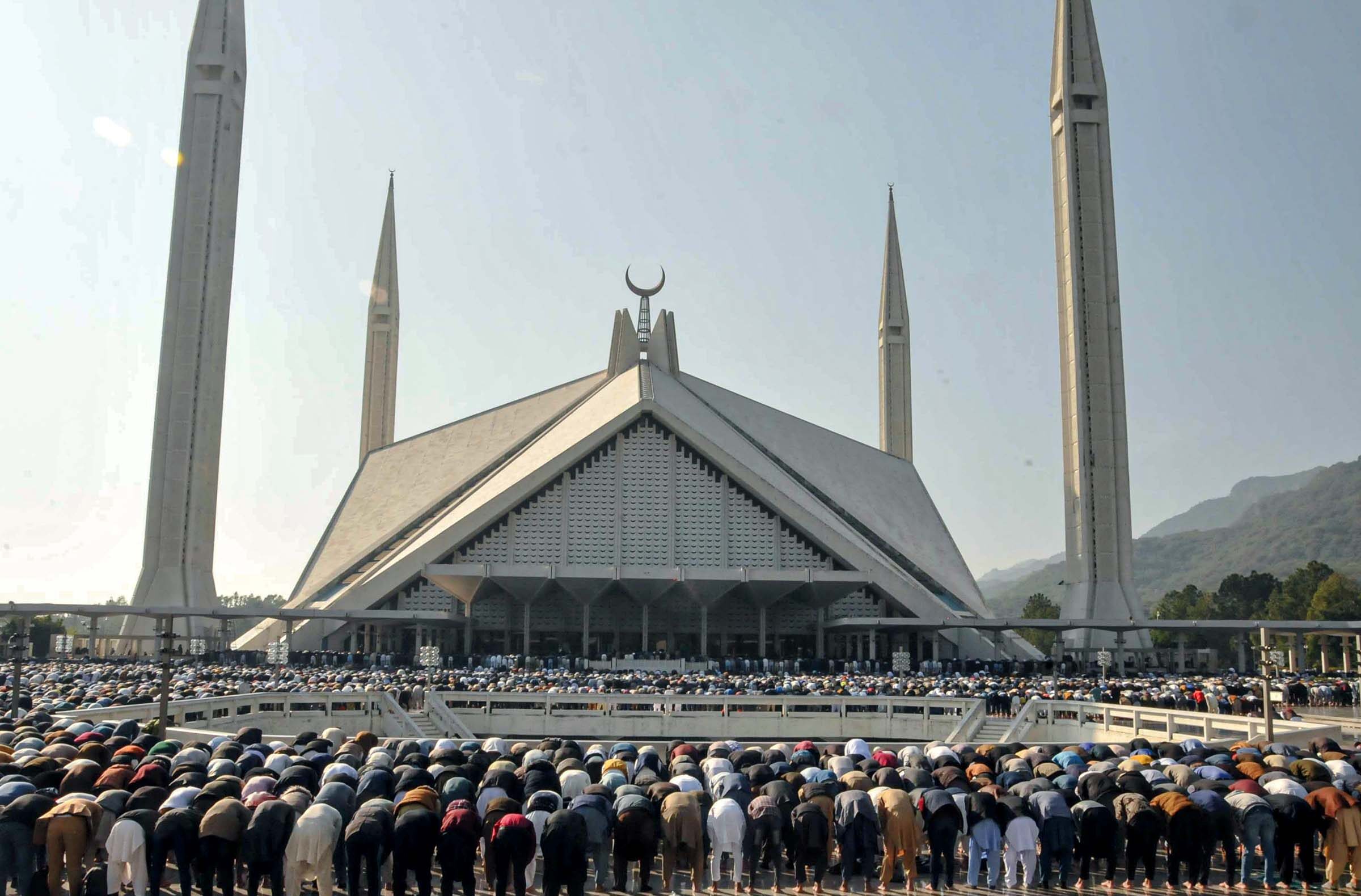 Imam-e-Kaaba leads Friday prayer at Faisal Mosque