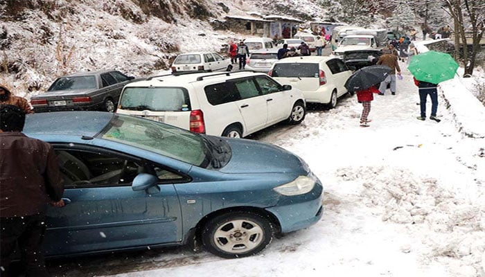 Tourists closed into Murree due to severe traffic jam: DC