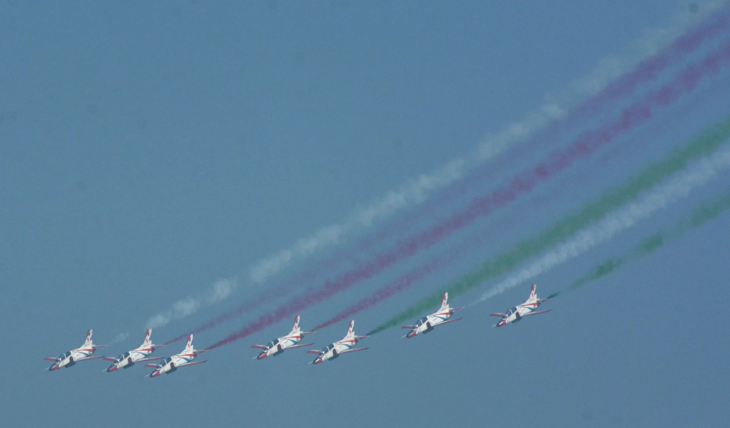 Sherdil’s K-8Ps, PAF fighter jets spell bound spectators along expressway amid aerial acrobats