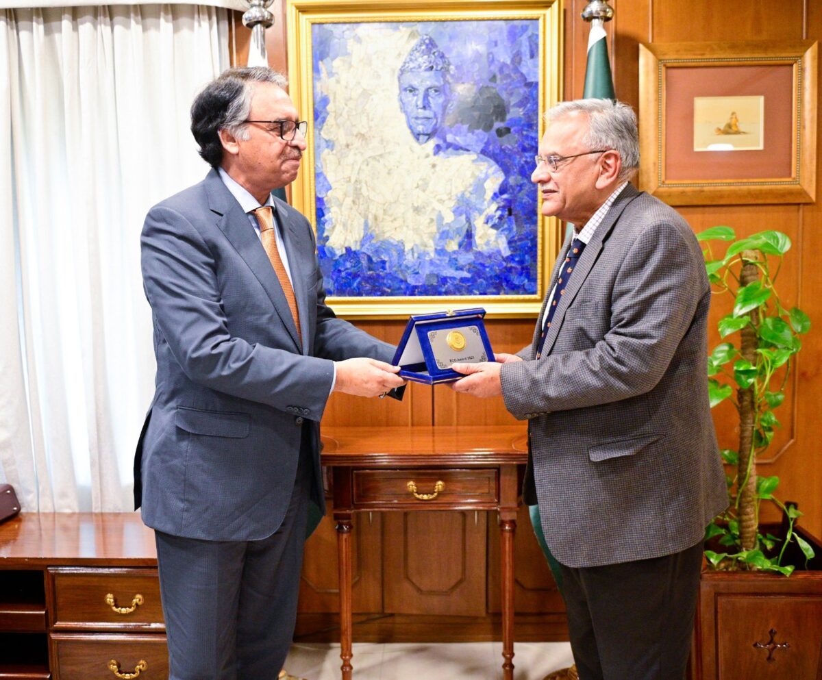 FM Jilani presents ECO Award to LUMS Professor Ijaz Nabi