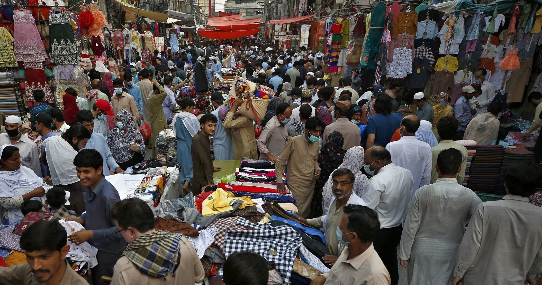 Hustle, bustle witnessing in markets during holy Ramazan