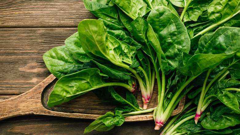 Spinach incorporation in diet to optimize well being; Nutritionist