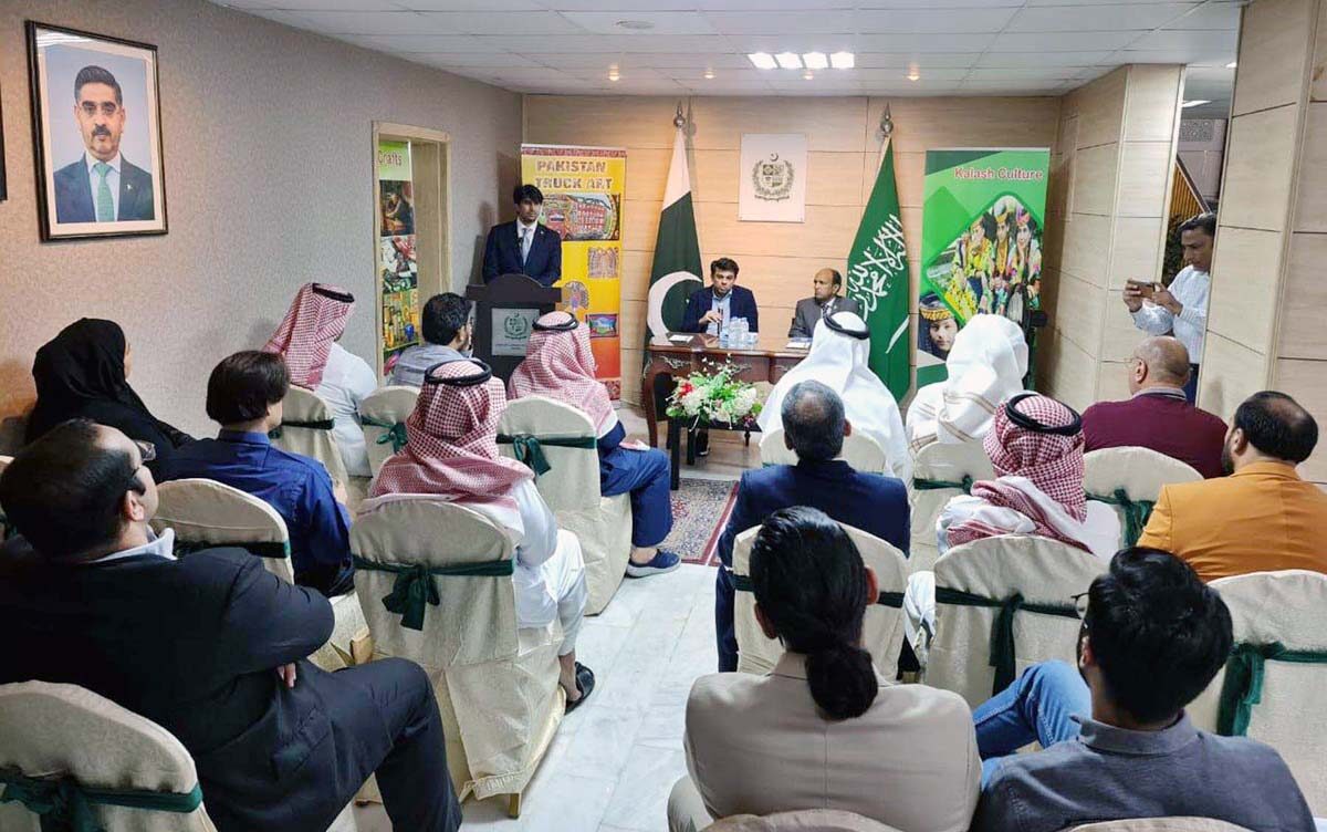 SAPM Jawad meets Pakistani community in Jeddah