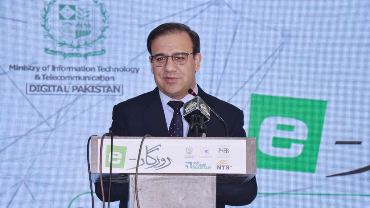 Minister inaugurates country’s first e-Rozgar Center