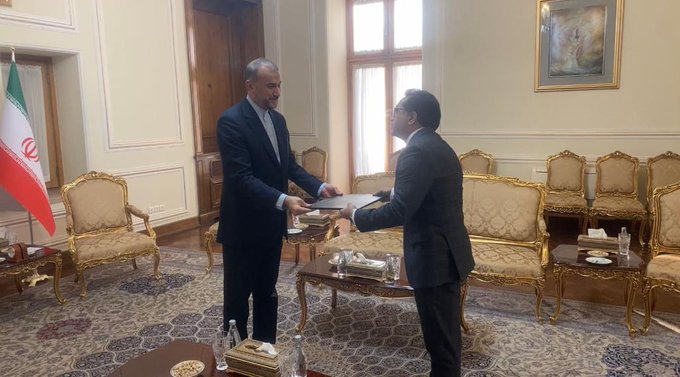 Pakistan’s Ambassador presents letter of credence to Iranian FM