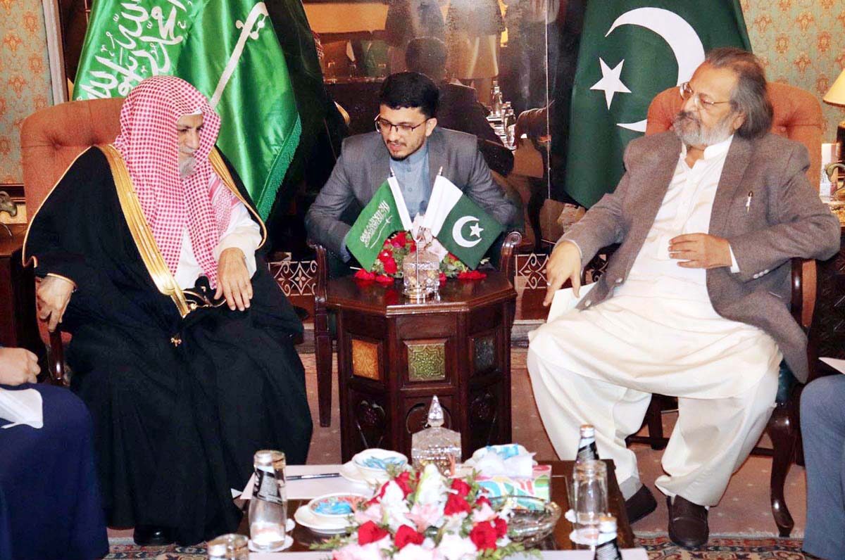 Imam-e-Kaabah meets education minister