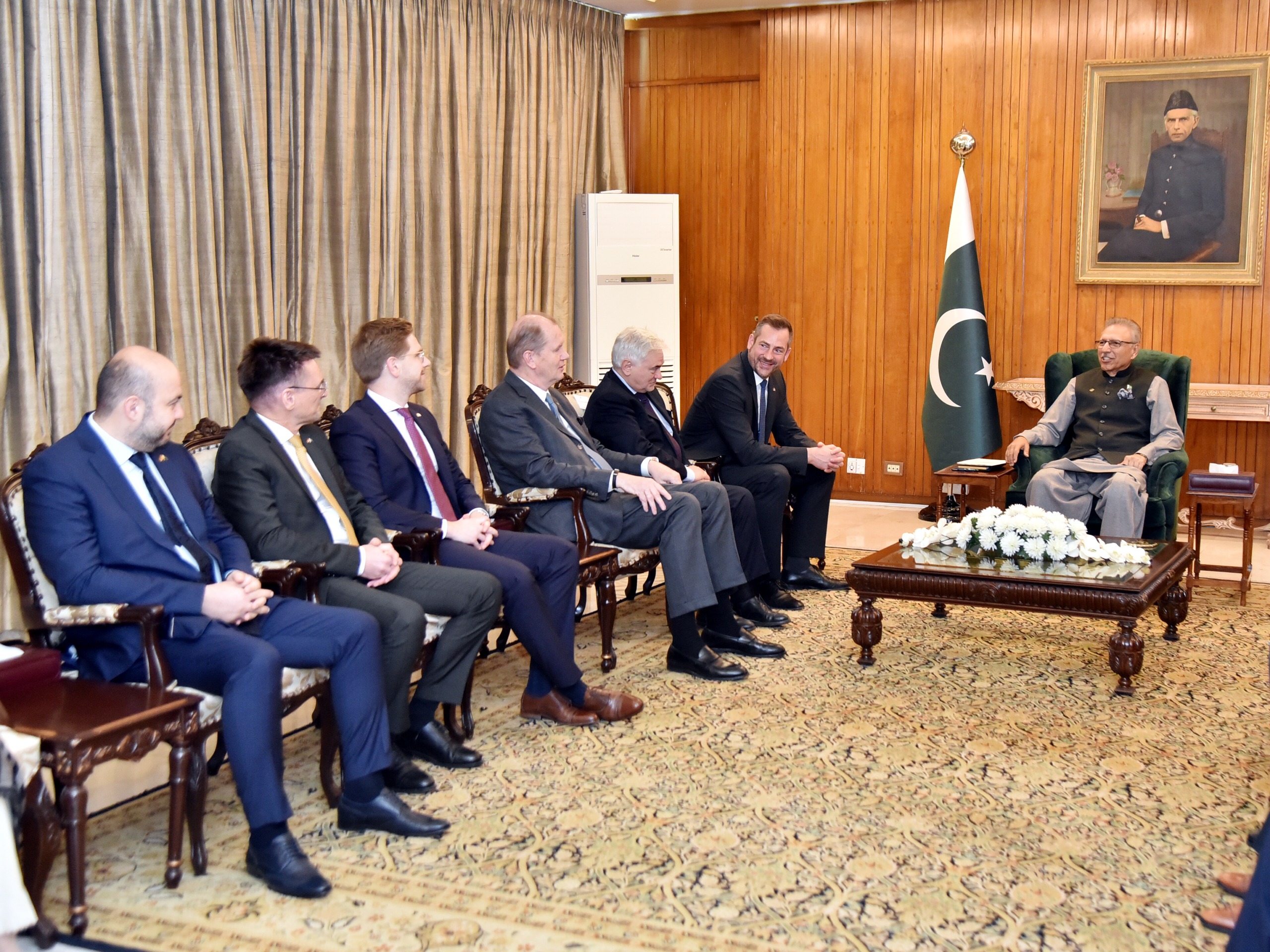 Government taking steps to boost FDI: President Alvi