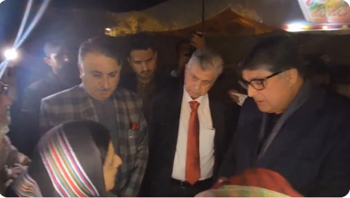 Fawad, Murtaza Solangi, Governor Wali hold talks with protesters from Balochistan