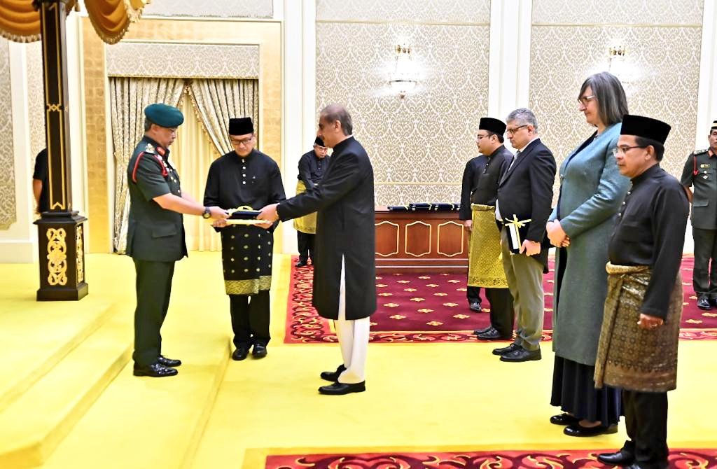 Pakistan’s envoy presents credentials to King of Malaysia