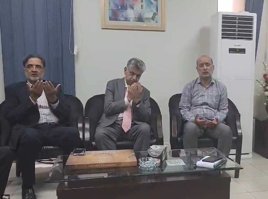 Solangi, Kaira offer Fateha for deceased mother of JS MoIB Shafqat Abbas