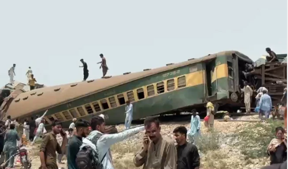 15 dead, several injured as eight bogies of Hazara Express derail near Nawabshah