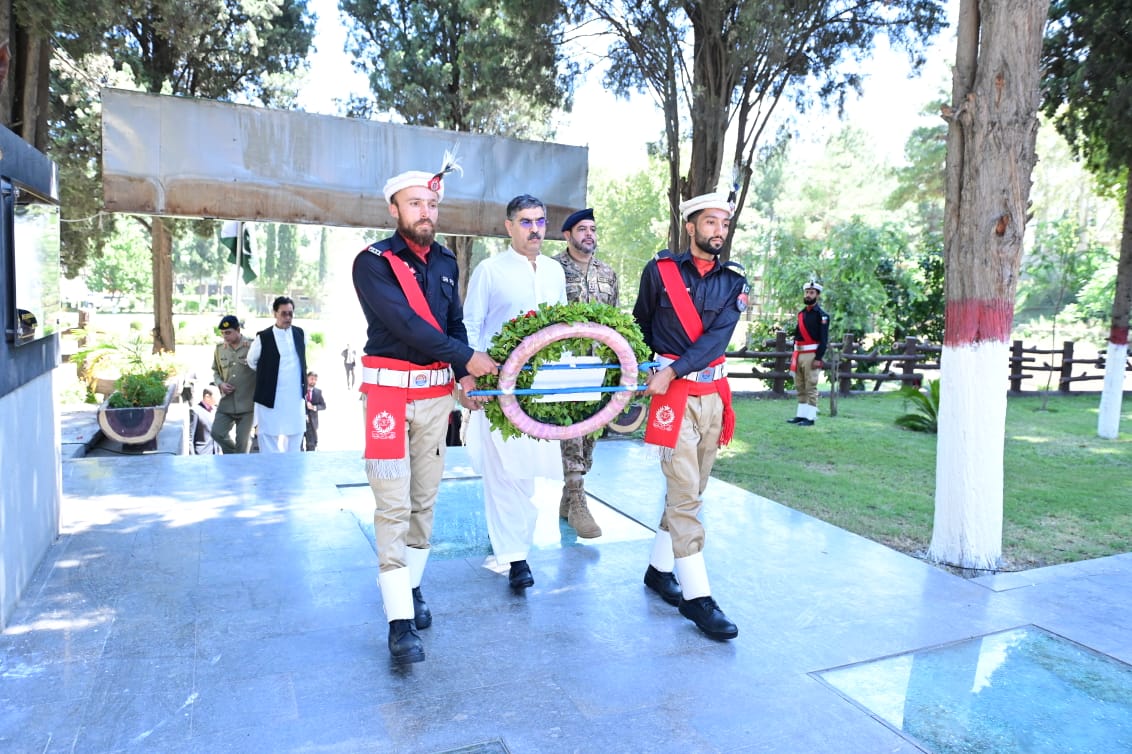 PM lays wreath on martyrs’ monument in Gilgit