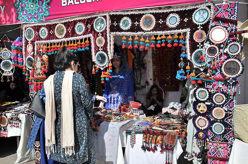 ‘Traditional shawls, Khusa footwear’ at Lok Mela stalls attracting number of visitors