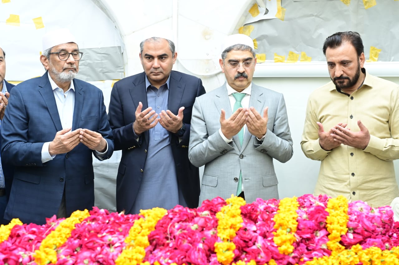 Prime minister pays respects at Data Darbar