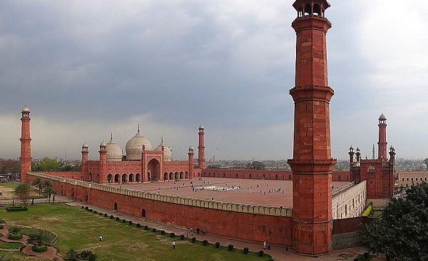 Khateeb Badshahi Mosque urges peace, solidarity to foil enemies’ designs