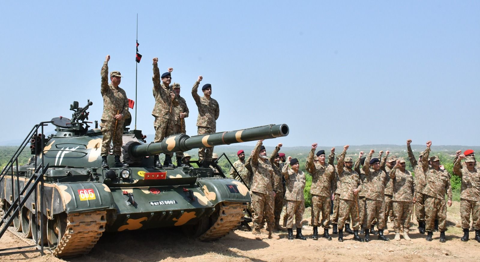 COAS witnesses field fire, battle drills at Jhelum, lauds troops battle worthiness